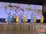 巴斗村村民歌舞表演。　于从文 摄 - 江苏新闻网