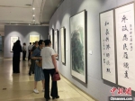 民众欣赏书画作品。　崔佳明 摄 - 江苏新闻网