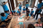 两岸创业青年合力写创业标语。　唐娟 摄 - 江苏新闻网