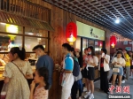 民众排起长龙希望品尝台湾特色小吃大肠包小肠。　钟升 摄 - 江苏新闻网