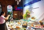 7月17日，在扬州举办的首届海鲜美食节上，展示扬派海鲜新品。　崔佳明　摄 - 江苏新闻网