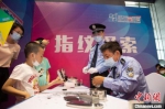 警营开放日活动中，市民带孩子与民警互动。　孙姣姣　摄 - 江苏新闻网