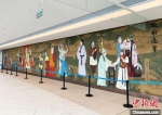 大剧院南门大厅，《徽班进京》和《盛世梨园》两幅巨制壁画，再现了扬州戏剧史的高光时刻。　崔佳明 摄 - 江苏新闻网