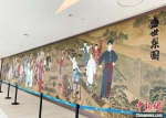 大剧院南门大厅，《徽班进京》和《盛世梨园》两幅巨制壁画，再现了扬州戏剧史的高光时刻。　崔佳明 摄 - 江苏新闻网