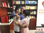 6月21日上午，在宿迁市公安局宿城分局，25岁的袁某见到了自己的亲生父亲和妹妹。　宿迁警方供图 - 江苏新闻网