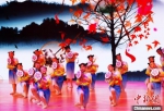 扬州小学生在开营仪式上表演舞蹈《鼓韵花香》。　董潇潇 摄 - 江苏新闻网