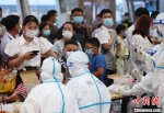 经研究，南京市定于7月21日开始对全市常住人口、来宁人员开展全员核酸检测。　泱波 摄 - 江苏新闻网