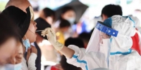　7月21日，江苏省南京市，市民在江宁区一大型商场外设置的核酸检测点进行核酸检测。中新社记者 泱波 摄 - 江苏新闻网