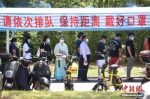 7月21日，江苏省南京市，市民在江宁体育中心内设置的核酸检测点进行核酸检测。中新社记者 泱波 摄 - 江苏新闻网