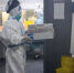 资料图：工作人员正在紧锣密鼓地开展核酸检测工作。 泱波 摄 - 江苏新闻网