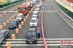 车辆排队等待查验。　泱波 摄 - 江苏新闻网