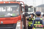工作人员在对驾乘人员进行挨个查验。　泱波 摄 - 江苏新闻网