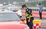 工作人员在对驾乘人员进行挨个查验。　泱波 摄 - 江苏新闻网