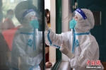 医院人员为民众做核酸检测。 泱波 摄 - 江苏新闻网