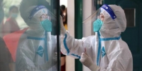 资料图：医院人员为民众做核酸检测。 泱波 摄 - 江苏新闻网
