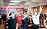 徐州的家人和老师们为张雨霏斩获金牌而激动欢呼。　谢淼　摄 - 江苏新闻网