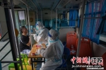 在南京建邺区，一百辆“核酸检测流动车”开进小区，为民众提供方便的核酸检测补检。　泱波 摄 - 江苏新闻网