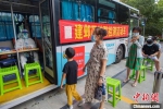 南京居民正在排队等候核酸检测，8日该市将结束第三轮全市全员核酸检测。　泱波 摄 - 江苏新闻网