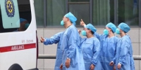 医护工作者向出院人员叮嘱注意事项。　泱波　摄 - 江苏新闻网