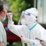 8月3日，扬州主城区第二轮大规模核酸检测，医务人员为市民进行核酸检测取样。　孟德龙　摄 - 江苏新闻网
