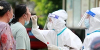 医务人员为市民进行核酸检测取样。　孟德龙　摄 - 江苏新闻网
