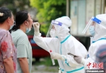 医务人员为市民进行核酸检测取样。　孟德龙　摄 - 江苏新闻网