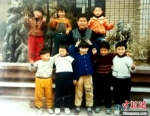 当年在少华街小学，杨德华教练与乒乓球兴趣班的孩子们在一起。(前排左二二为许昕) 杨德华供图 - 江苏新闻网