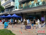 8月9日，扬州主城区开展第五轮大规模核酸检测，现场为60岁以上人员开设专用通道。　崔佳明 摄 - 江苏新闻网