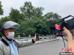 扬州市民现场向中国新闻网记者展示其持有的绿色健康码。　崔佳明 摄 - 江苏新闻网