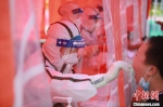 医务人员为市民进行核酸检测采样。　孟德龙 摄 - 江苏新闻网