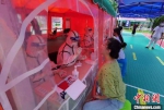 医务人员为市民进行核酸检测取样。　孟德龙 摄 - 江苏新闻网