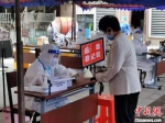 医务人员对参加核酸检测的市民进行身份信息核对。 - 江苏新闻网