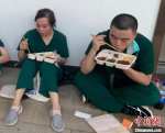 “80后”的基层党员徐炜炜在休息中。(左一) 南京市江宁医院 供图 - 江苏新闻网