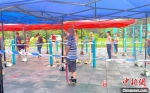 15日，扬州主城区启动新一轮重点地区核酸检测，市民有序排对，保持一米以上距离。　张玲　摄 - 江苏新闻网