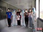 15日下午，扬州市新冠肺炎定点收治医院首批5名患者出院。　苏北人民医院供图 - 江苏新闻网