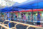 15日，扬州主城区启动新一轮重点地区核酸检测，市民排队等待做核酸检测。　张玲 摄 - 江苏新闻网