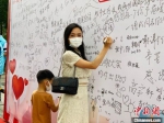 解封一刻，居民志愿者祝愿南京早日抗击疫情成功。　被采访者周倩供图 - 江苏新闻网