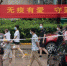 8月14日，南京建邺区吉庆家园，居民在小区内散步。15日凌晨，该小区正式解封。 泱波 摄 - 江苏新闻网