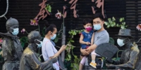 南京秦淮河畔的雕塑“戴”上了口罩。　泱波 摄 - 江苏新闻网