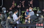 南京秦淮河畔的雕塑“戴”上了口罩。　泱波 摄 - 江苏新闻网
