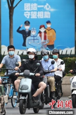 骑车的市民在南京街头经过。　泱波 摄 - 江苏新闻网