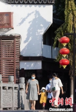 南京街头，民众佩戴口罩出行。　泱波 摄 - 江苏新闻网
