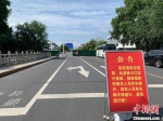 扬州主城区道路实行管制，除疫情防控相关人员和车辆外，其他人员和车辆不得通行。　崔佳明　摄 - 江苏新闻网