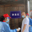 在扬州东关街检测点，志愿者为参加核酸检测的市民测温。　崔佳明 摄 - 江苏新闻网