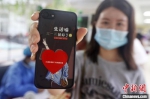 做完核酸检测的南京市民领取到小“红心”。　泱波 摄 - 江苏新闻网