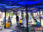 8月19日是第四个中国医师节，驰援扬州的医务人员坚守抗疫一线，为民众进行核酸检测。　崔佳明 摄 - 江苏新闻网