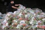 8月20日，物资保障组组织的近3万份平价蔬菜已向各地进行配送。　孟德龙 摄 - 江苏新闻网