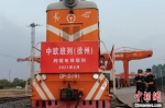 徐州海关关员对起运的徐州中欧班列跨境电商出口货物进行现场监管。　岳嵘嵘 摄 - 江苏新闻网