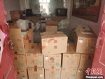 警方当场缴获假冒多个著名品牌的白酒100余箱。　铜山警方供图 - 江苏新闻网