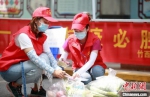 坚守在防疫一线的志愿者们。　竹西街道供图 - 江苏新闻网